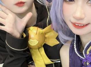 高清泳池视角，“贝儿酱Miki”在水中漂浮的日常。