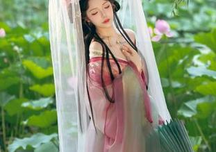 雯妹不讲道理《520特辑豪华版》，白衬衫搭配才是真本事，图包里有啥？
