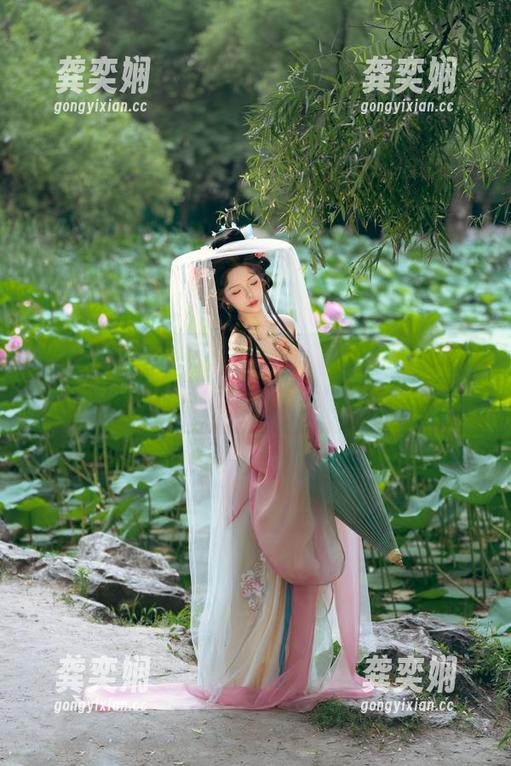 雯妹不讲道理《520特辑豪华版》，白衬衫搭配才是真本事，图包里有啥？