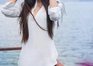 青豆客 – 找个理由，好好欣赏施忆佳的美腿原图，顺便把壁纸都换了。