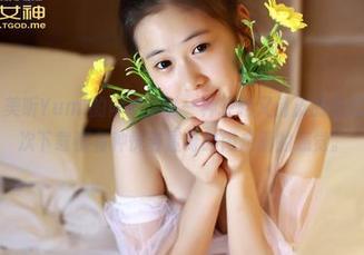 青豆客 – 美昕Yumi的网袜，以一种轻松又俏皮的方式，让我每次下载都有种恍若置身时尚走廊的感觉。