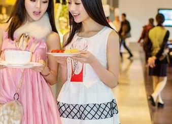 青豆客 – 黄可christine装扮少女，这私拍的搞怪和可爱你get到了吗？