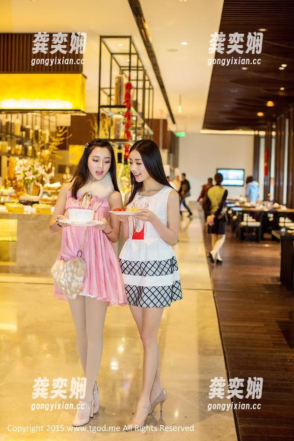 青豆客-黄可christine 青豆客 - 黄可christine装扮少女,这私拍的搞怪和可爱你get到了吗?