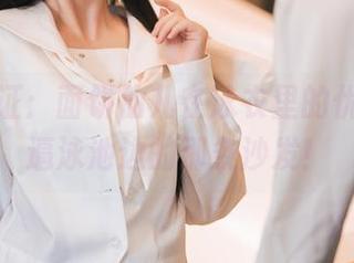 私拍见证：面饼仙儿在泳衣里的优雅，直逼泳池边的那条沙发！