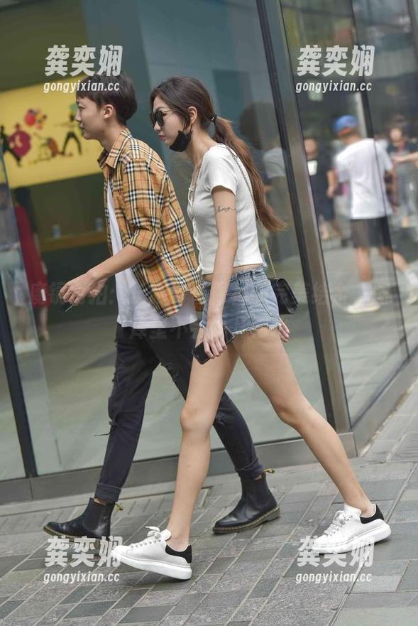 魔镜街拍 魔镜街拍:长腿与包臀裙的完美结合,图库里不会平凡如水