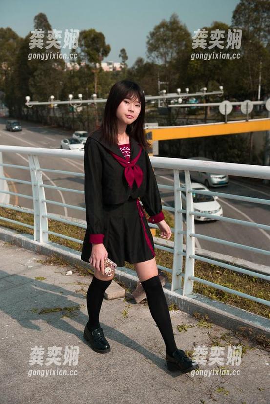听说魔镜街拍，长腿皮裙美女原图里的每一寸都适合做壁纸啊，试试吧？