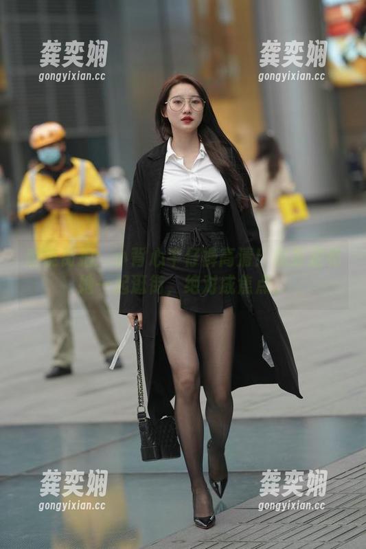 魔镜街拍：小背心牛仔裤高清！我要是和她一起逛街，绝对成焦点。